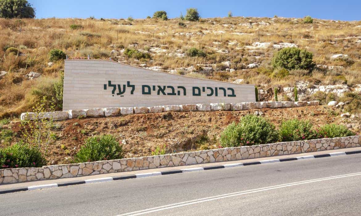 הקונספציה נמשכת | תושבי עלי זועמים: וועד היישוב מכניס פועלים ערבים