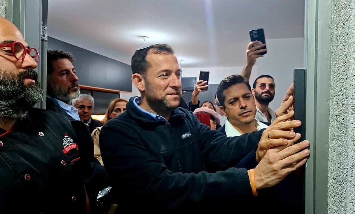 דגן ושיקלי קבעו מזוזה בבית עולים מצרפת בשומרון
