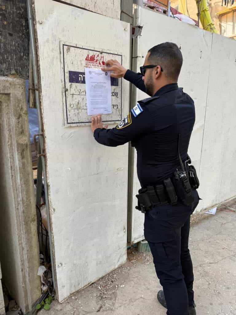 אכיפה בבת ים: שב"ח נעצר באתר בנייה- צו סגירה מנהלי לבעל המקום