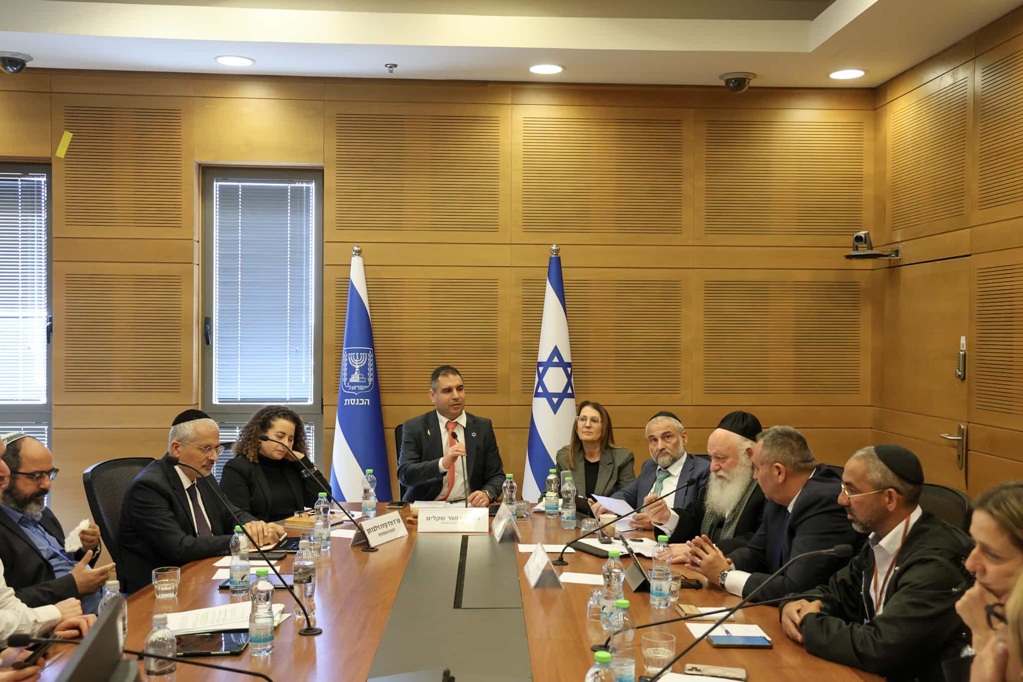 בעקבות הפרסום בחדשות 04 | דיון בכנסת על 'מכרז הפודטראקס' בהרצליה: "יוצר אפליה כלפי שומרי שבת" - צפו