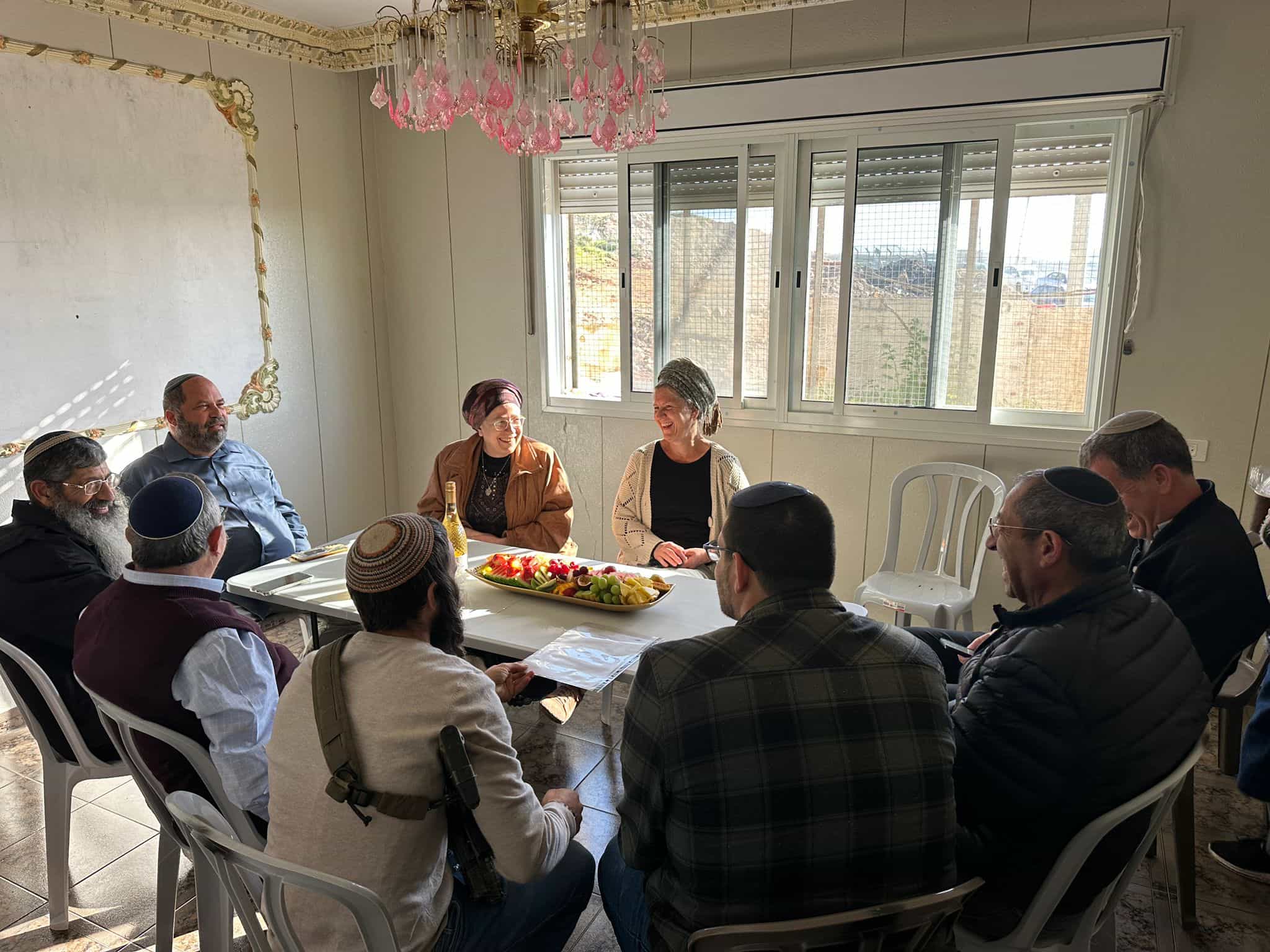 עיר האבות, שכונת הגבורה | המפגש המרגש של השרה סטרוק עם משפחות הנופלים בבתים שנגאלו