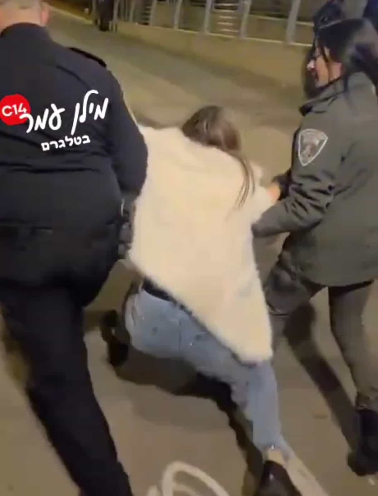 צפו בתיעוד המרתיח | שוטר מפעיל אלימות קשה נגד מפגינת ימין מתחת לביתה של לוסי אהריש