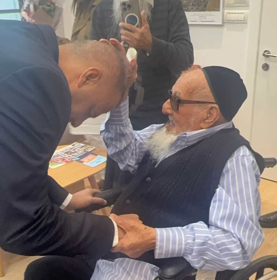 בגיל 104: המפגש המרגש של התושב הוותיק עם ראש העיר | צפו