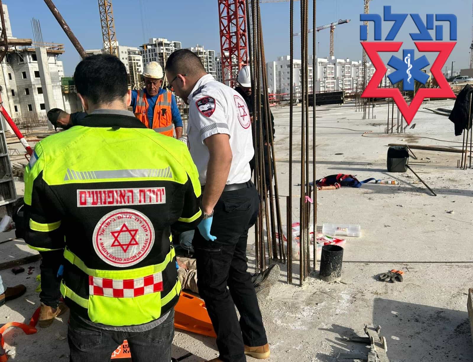 תאונת עבודה בראש העין: פועל בן 53 נפל מגובה