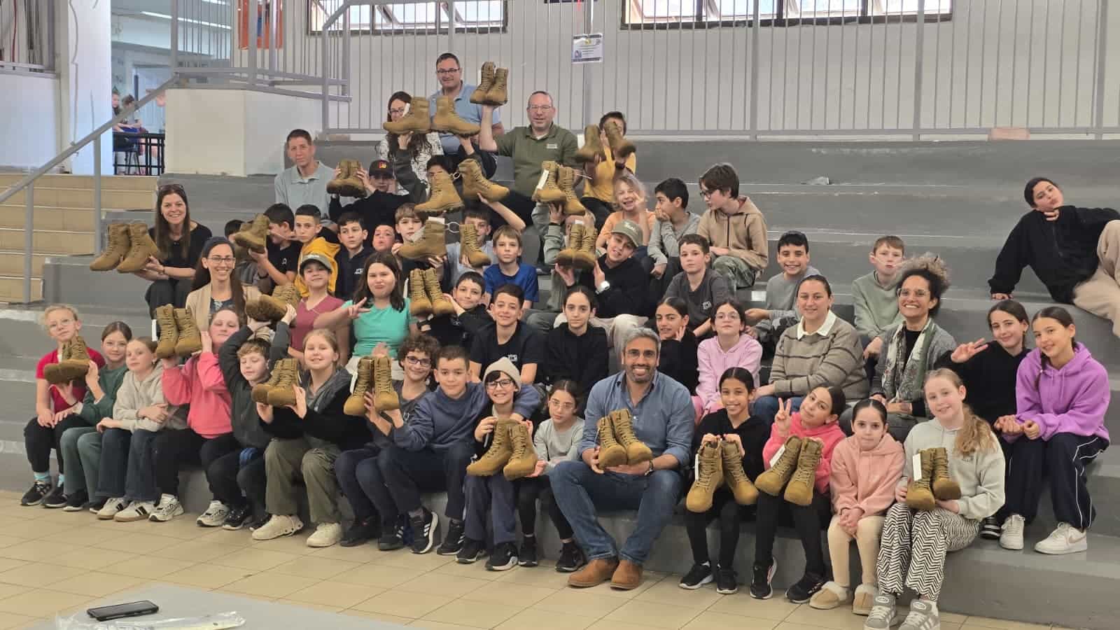 מאמריקה לאריאל, ומשם באהבה ל-300 חיילים