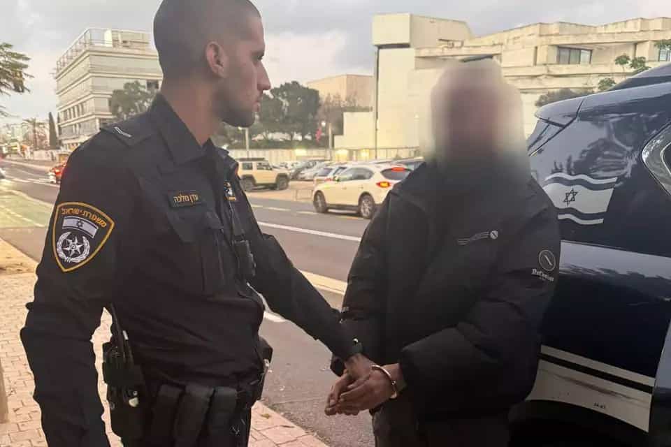ערבי תושב הרשות נעצר ברמת אביב: רכב על אופניים חשמליים גנובים והחזיק תעודת זהות מזויפת