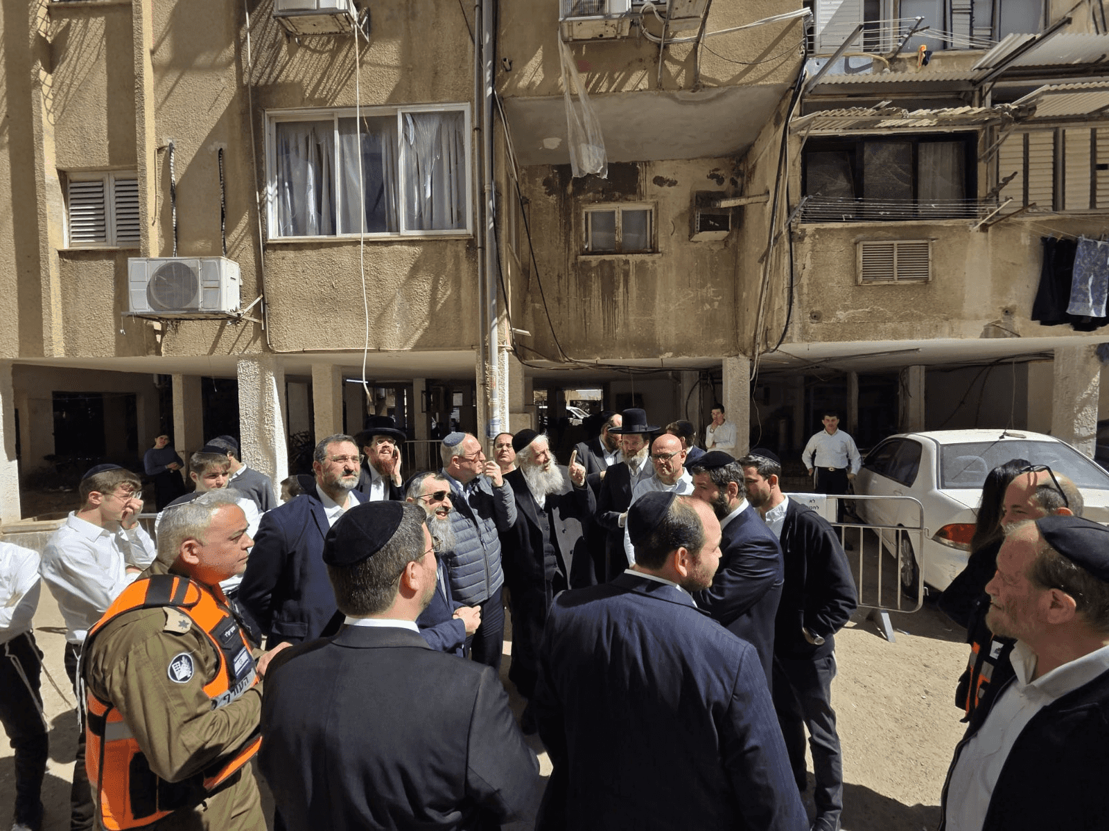 פגיעת הרסיס בבני ברק: ראש העיר אירח את צמרת התכנון לסיור דחוף בבניין