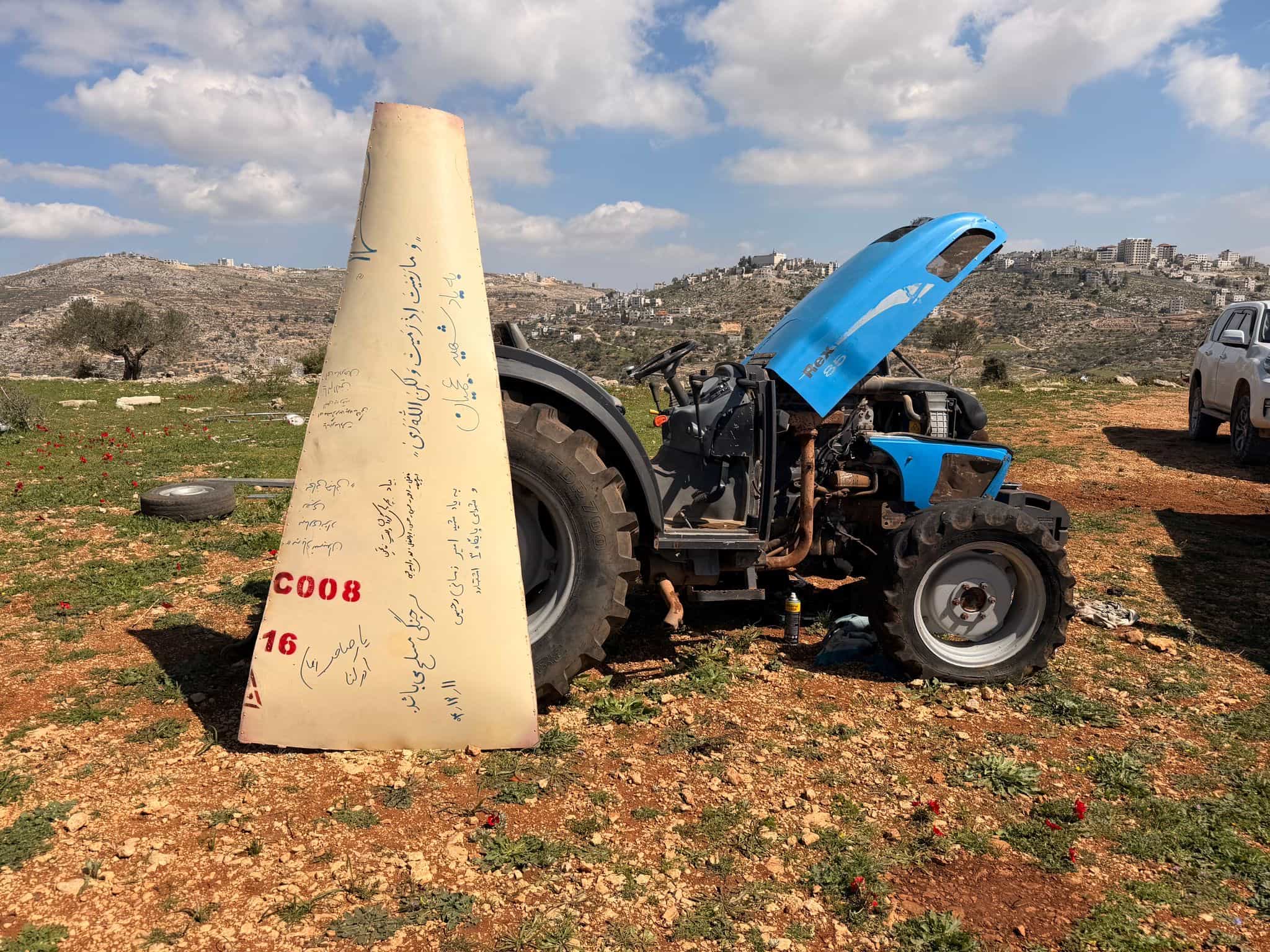 רסיס טיל איראני עם כיתובי שהידים נפל בחווה בבנימין