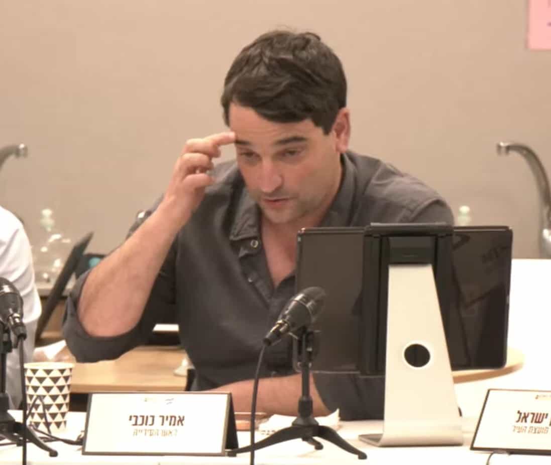 צפו | "אולי בגילך לא מכירים": "בדיחה" מכוערת הובילה להתבטאות מביכה של ראש העיר הוד"ש