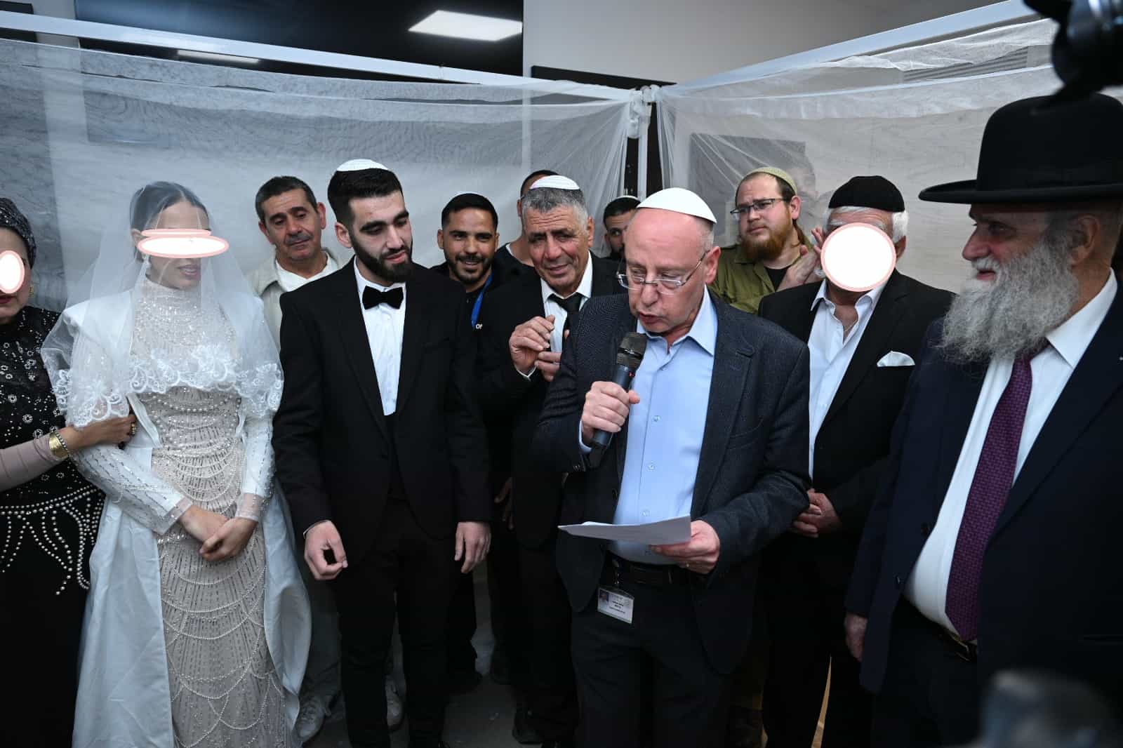 טילים בחוץ - חופה בפנים: חתונה מרגשת במתחם הממוגן במרכז הרפואי לגליל | צפו