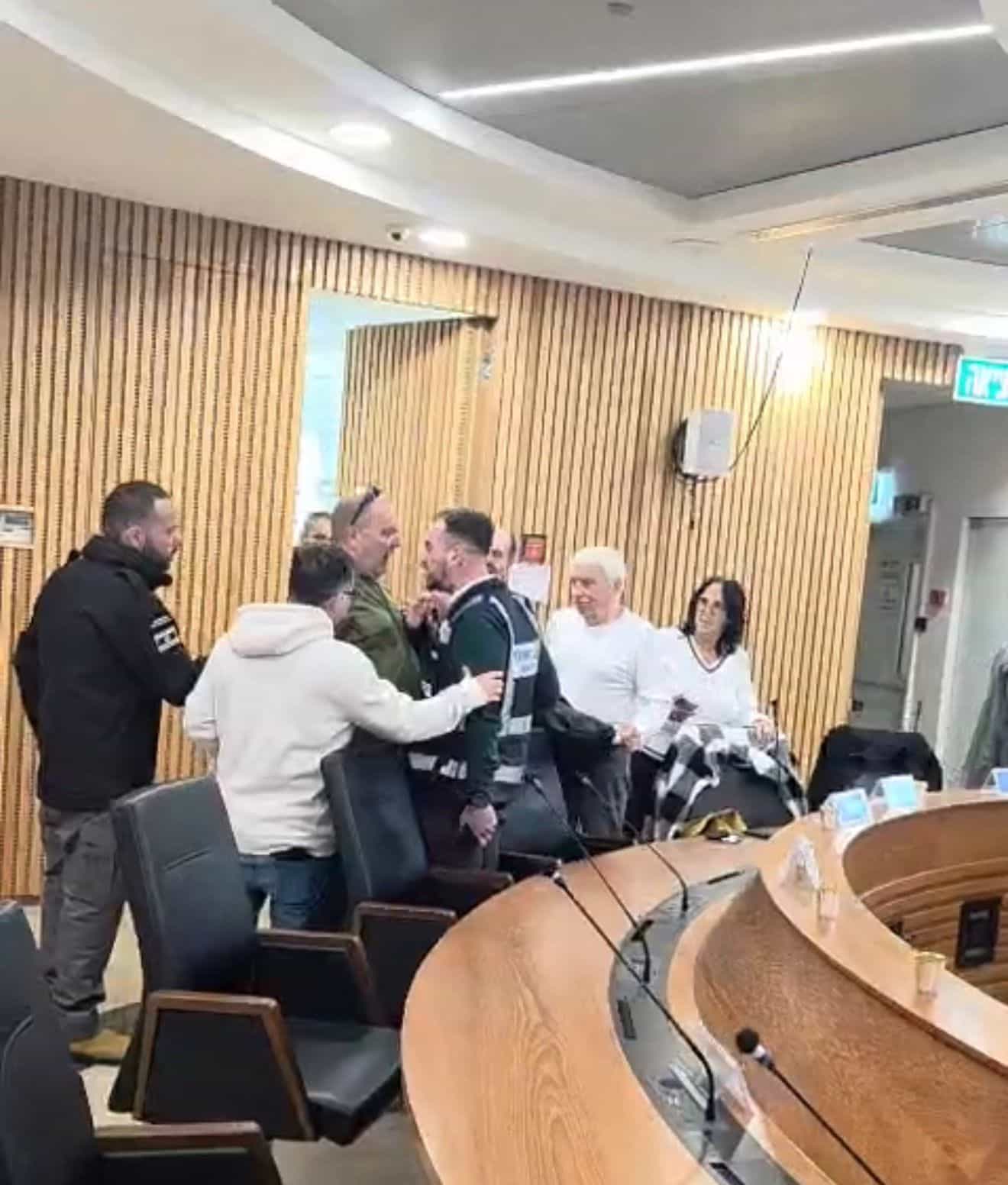 סערה בקריית מוצקין: חבר אופוזיציה שלבש מדי צה"ל טוען כי חבר קואליציה ירק עליו | צפו בתיעוד