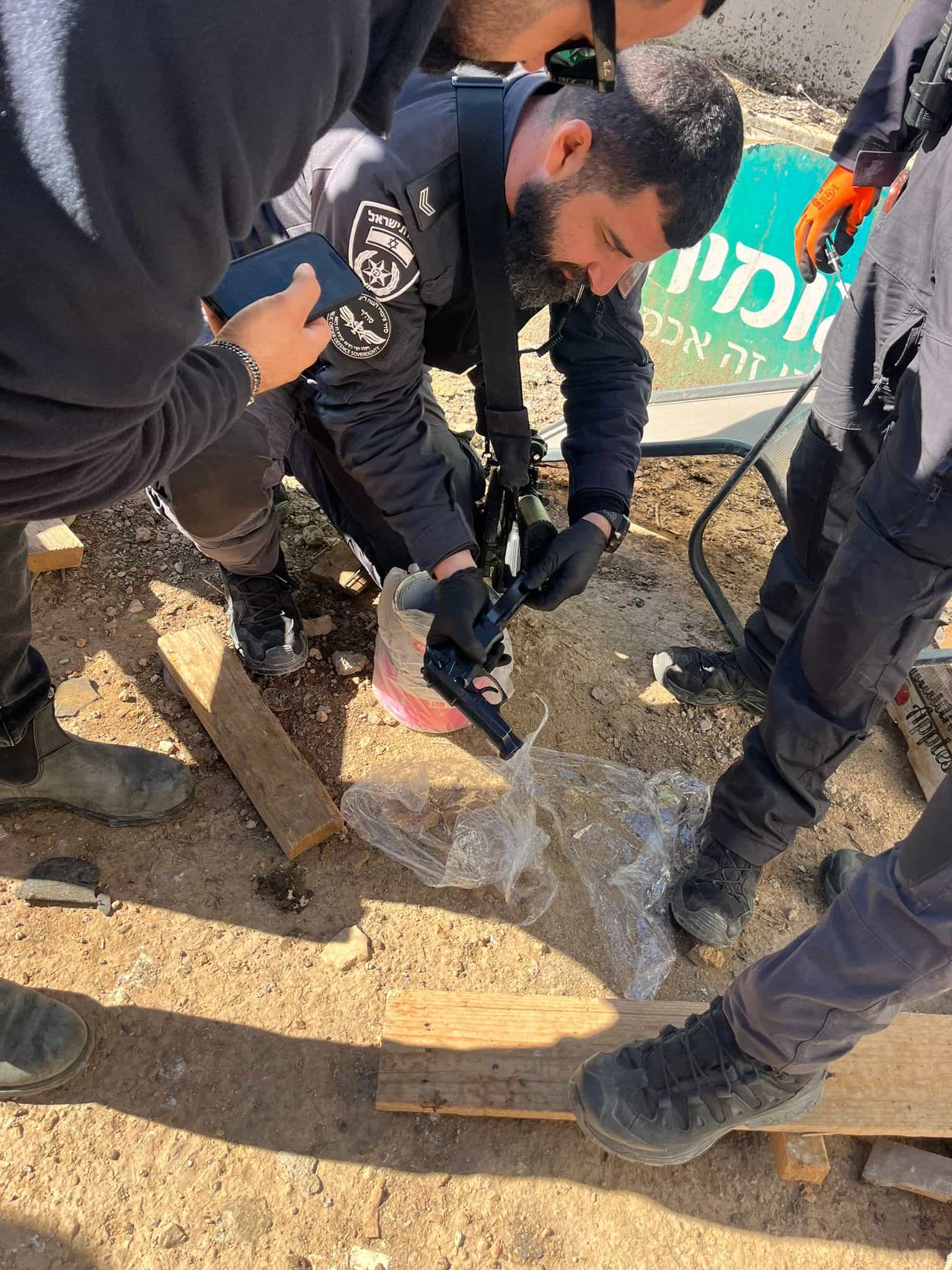 האלימות הבדואית | נשק ותחמושת נתפסו בפשיטות של המשטרה ברהט