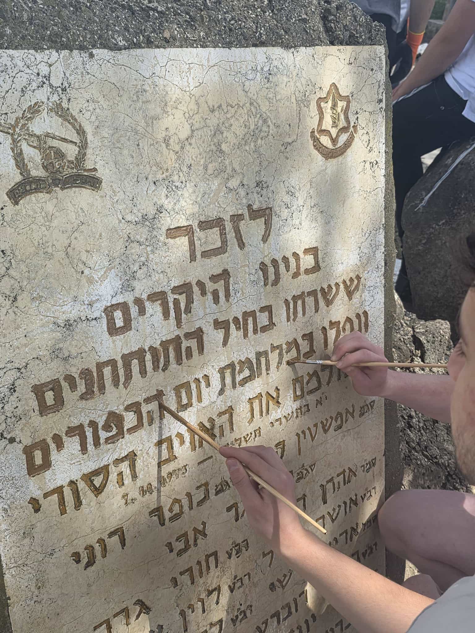 אור מול חושך: תלמידי ישיבה חרדית שיפצו אנדרטאות לחללי צה"ל