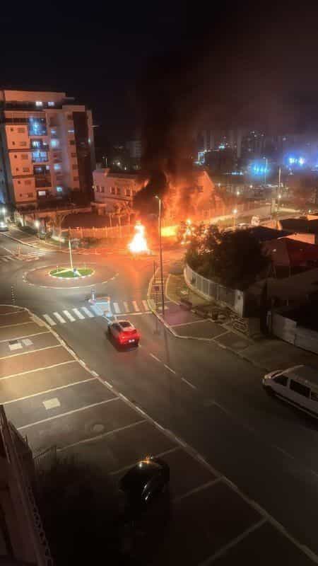פגיעה ישירה בנהריה - רכבים עולים באש ופצוע בינוני במקום | במקביל - כוחותינו תוקפים משגרים של חיזבאללה בלבנון