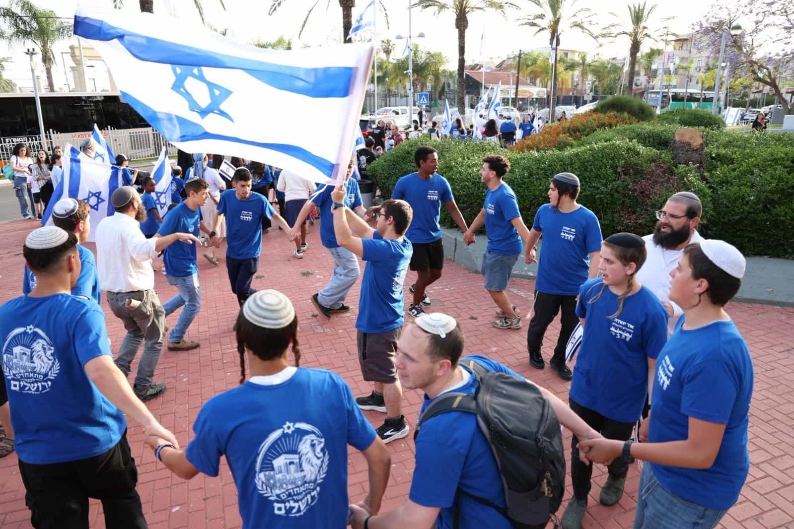 אור יהודה לבשה כחול ולבן: מאות חגגו את יום ירושלים בתהלוכת דגלים ססגונית