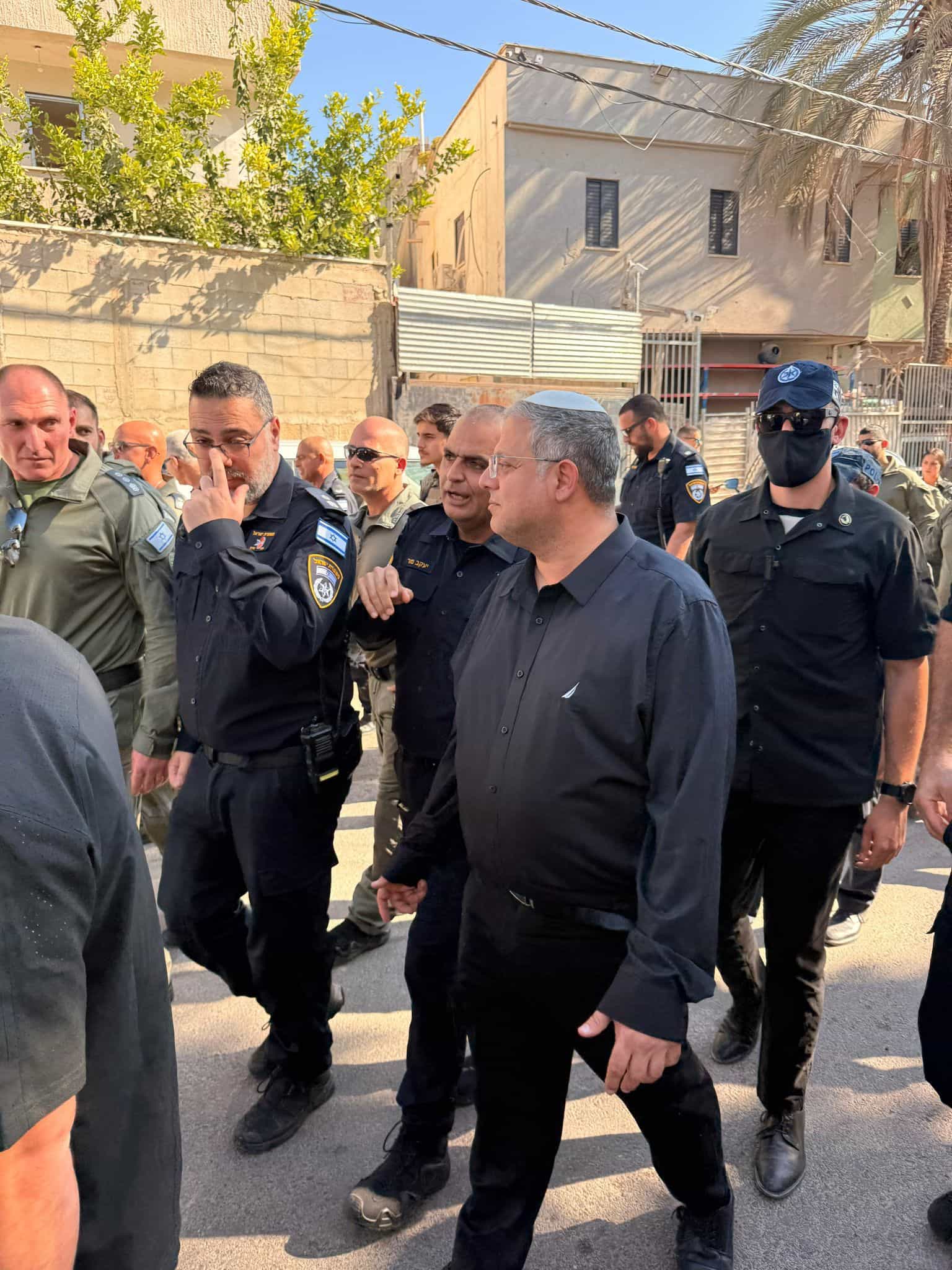 "עברייני צעצוע, יש לי חדשות בשבילכם": השר בן גביר הפתיע בסיור ברמלה