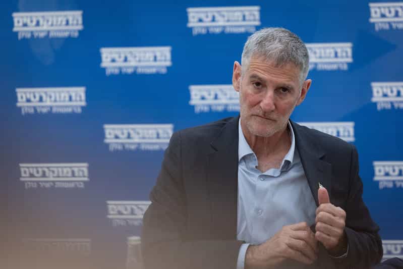 חוק אחד לכולם? סימני שאלה סביב חוקיות דוכן "הדמוקרטים" ברמת השרון