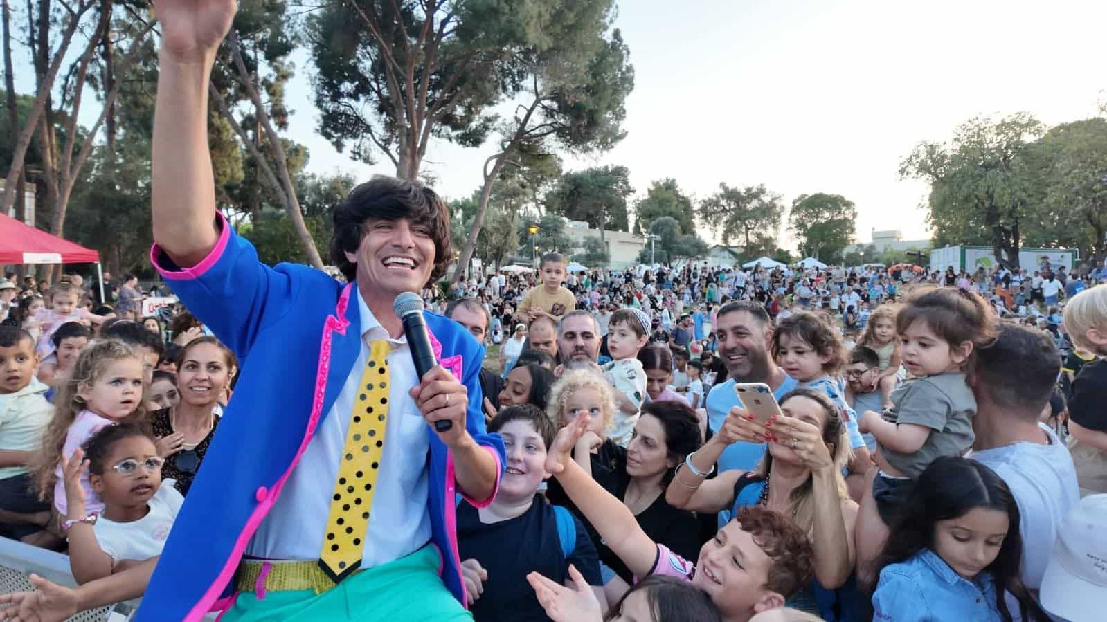 מני ממטרה הקפיץ את פתח תקווה: אלפים חגגו בפסטיבל שבועות בפארק