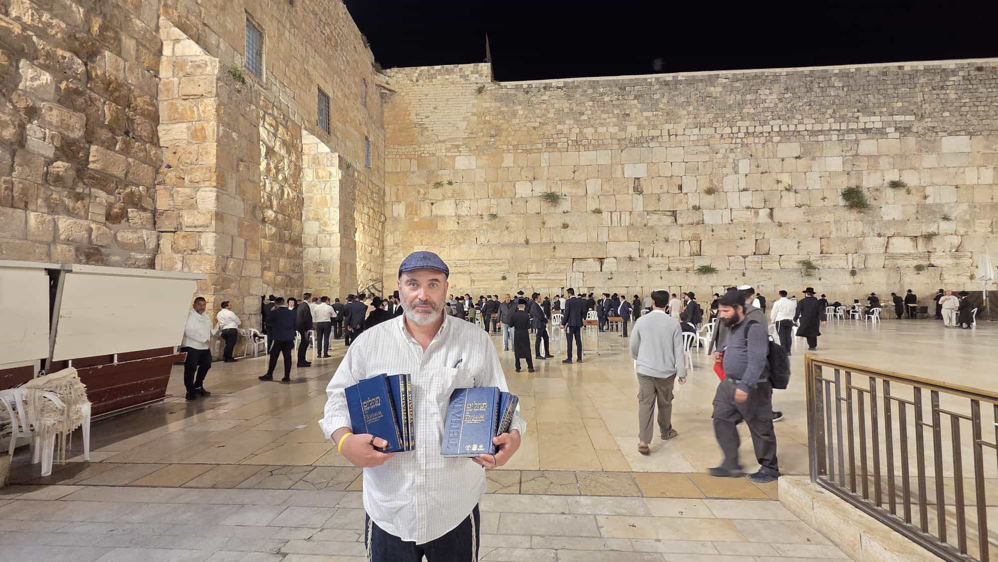 בערב חג השבועות: ספר התהילים שתורגם לאוקראינית בידי השלוחים הוכנס לציון דוד המלך ולכותל