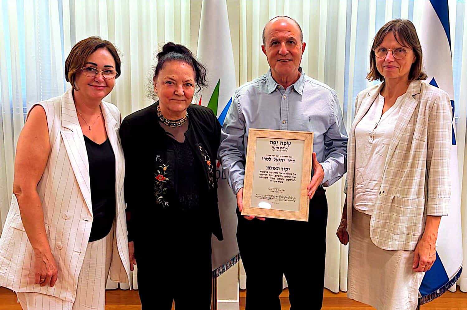אשדוד מחבקת את העולים: אולפן "שפה יפה" העניק תעודת הוקרה לראש העיר