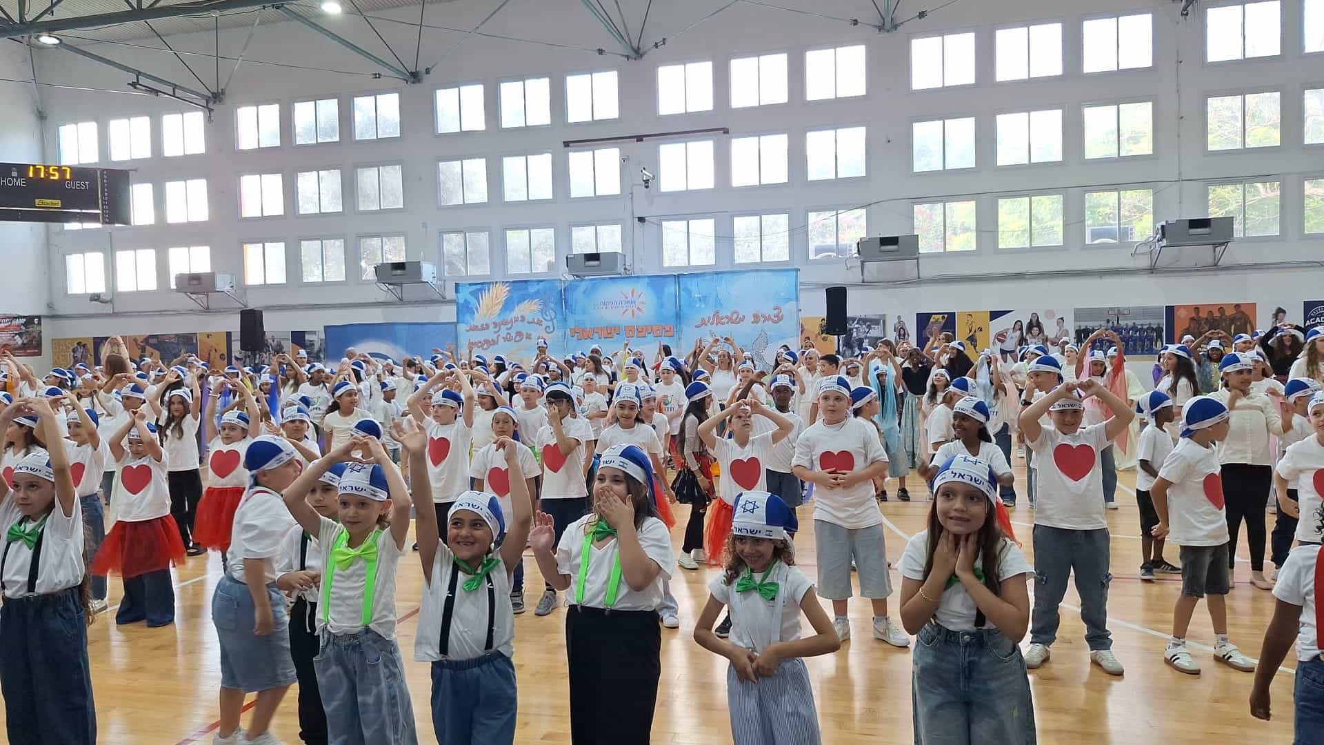 פסיפס ישראלי של שירה, צבע ורגש בבית הספר ביאליק לטבע ולמדעים