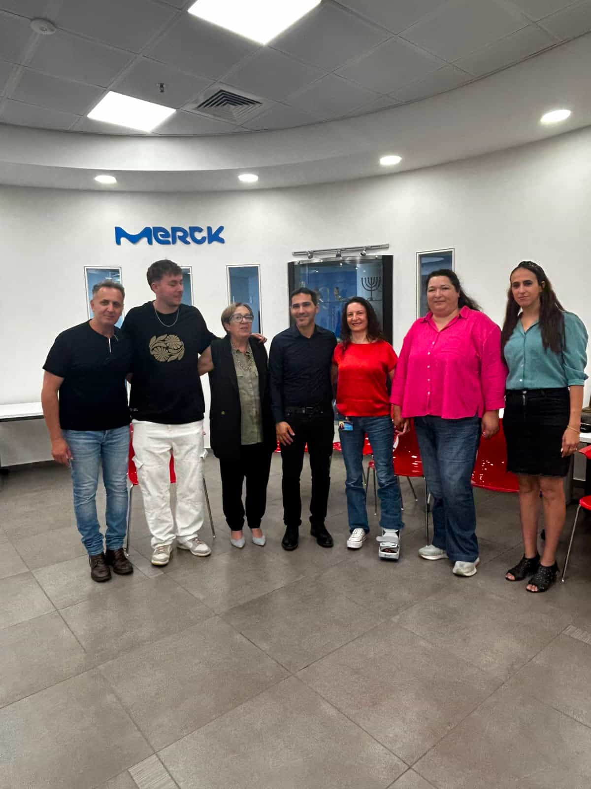 הדור הבא של המדענים ביבנה: תלמידי קריית החינוך נבון סיכמו את תוכנית "רוקחים עולם"