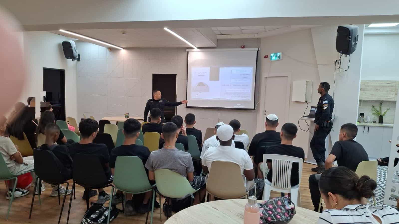 בשיתוף המשטרה: פעילות מיוחדת על עולם המשפט וחוק הנוער התקיימה בקריית מלאכי