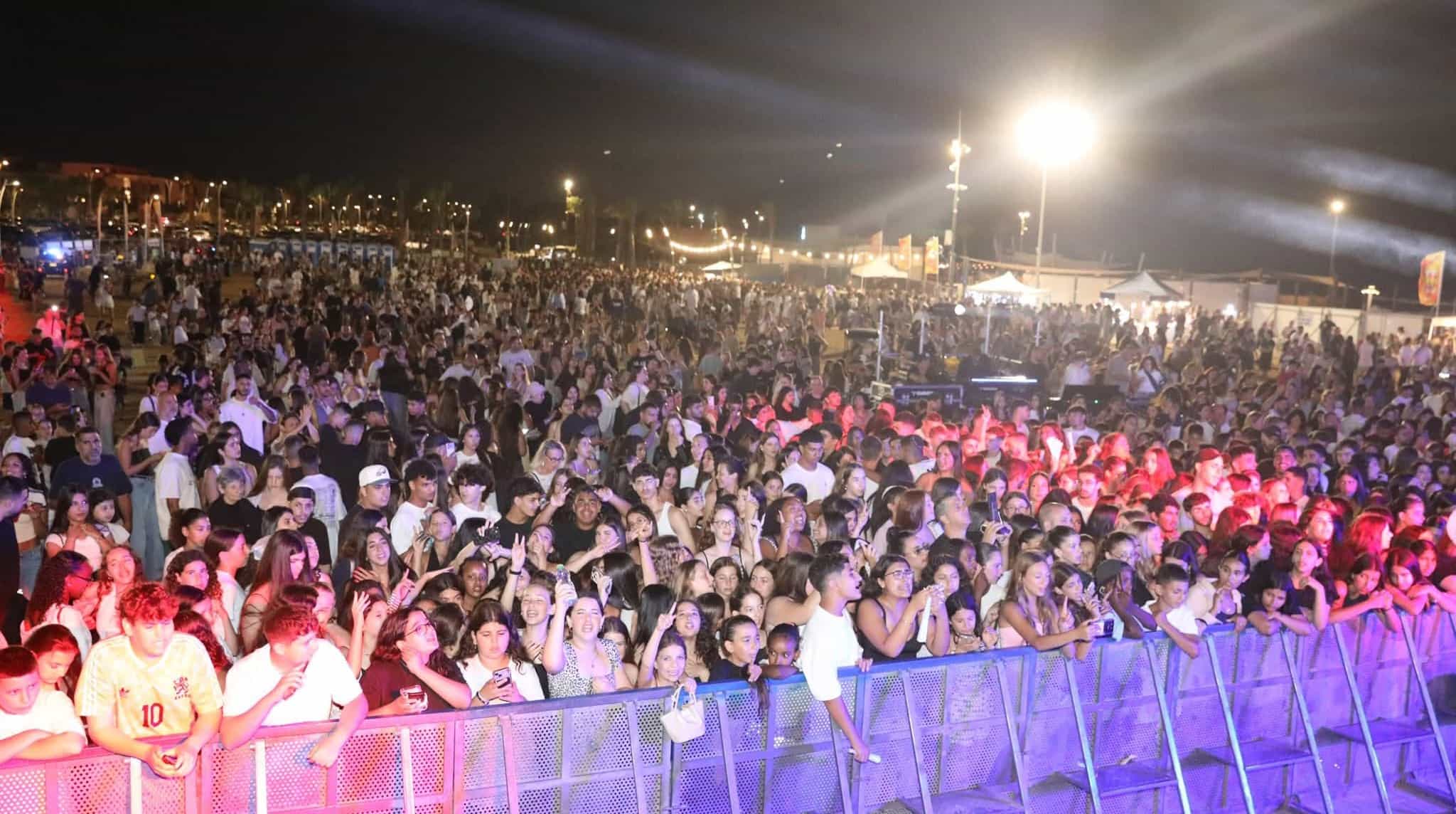 חדרה חוגגת בלב רחב: מעל 10,000 תושבים במופע ענק של עדן בן זקן בחוף אולגה