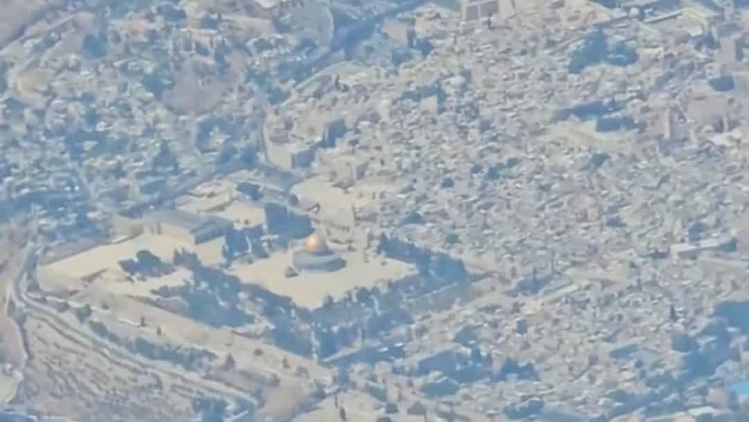 האבסורד בשחקים: המטוס הירדני שטס בישראל מכוח הסכמי השלום – מנצל את הרמקול ומוחק את ריבונותה מעל שמי עיר הבירה | צפו