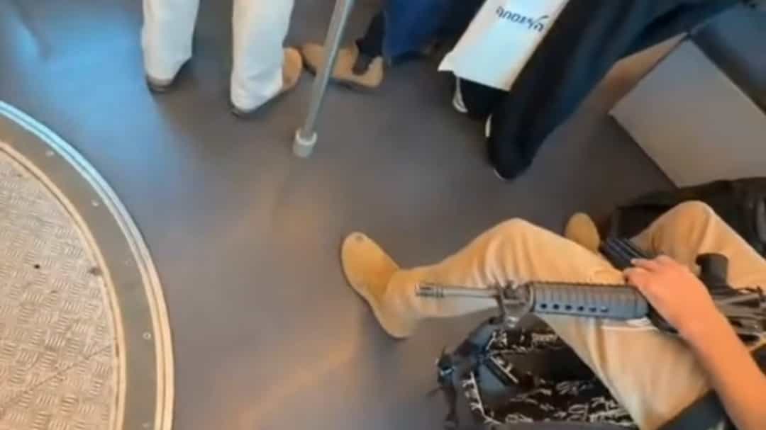 רובה או מטריה? תושב מזרח ירושלים שמציג את ישראל כמערב פרוע ברשתות החברתיות | צפו