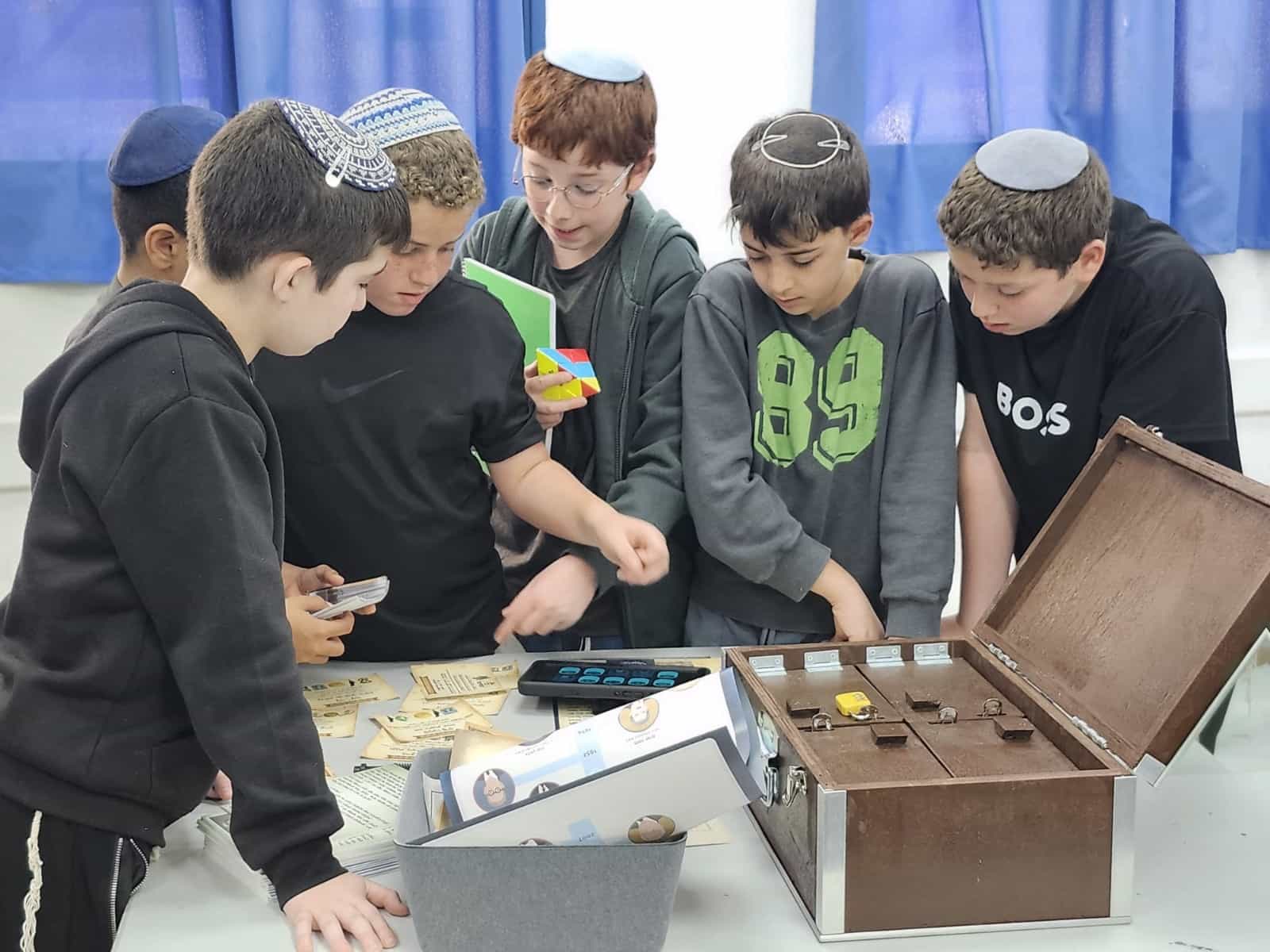 מפצחים את המנהיגות: אלפי תלמידים משתתפים בפרויקט תיבות הבריחה של מרכז בגין