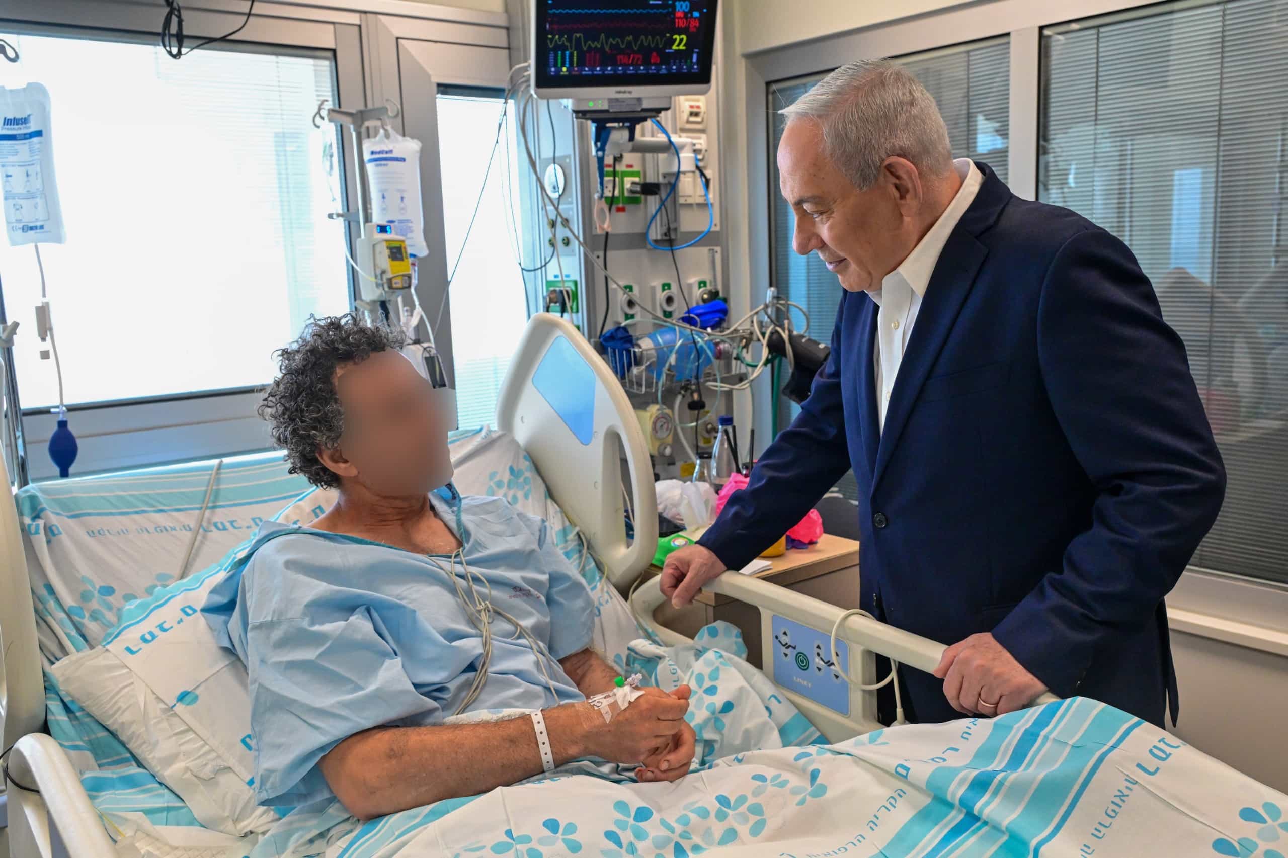 נתניהו בביקור פצועי צה״ל בביה״ח רמב״ם: ״אני נפעם מהרוח שלכם - אתם מייצגים את האחדות בעם״ | צפו
