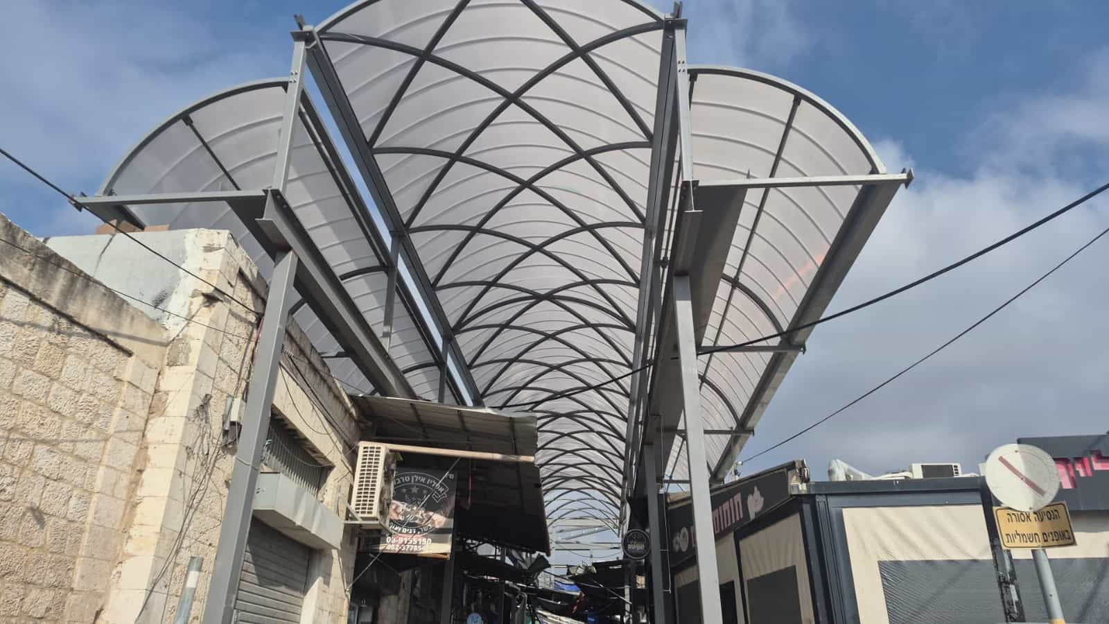 קירוי שוק רמלה נכנס לישורת האחרונה: החל שלב התקנת לוחות הקירוי
