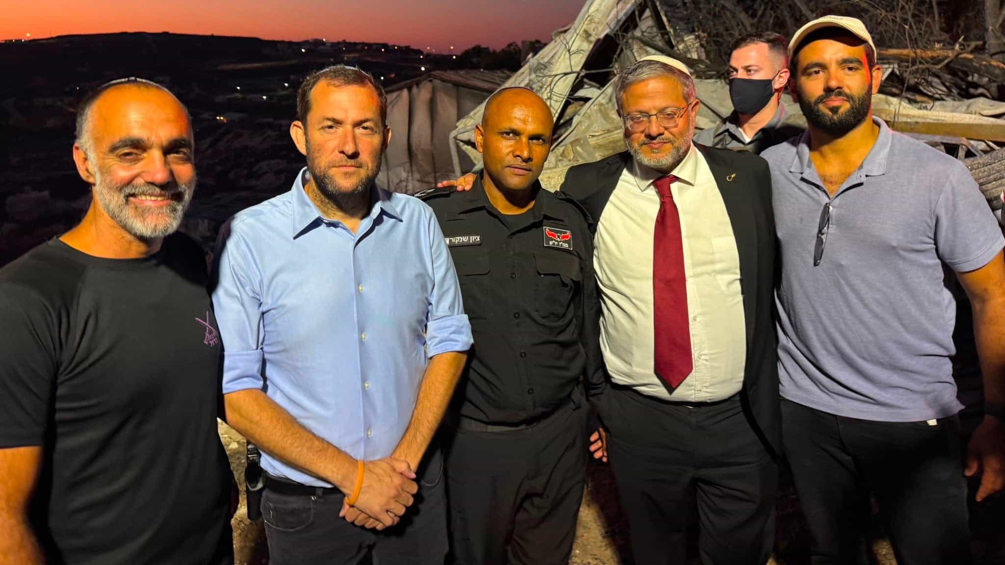 בן גביר בחוות גלעד: "נשקם את היישוב ונחזיר אותו חזק יותר" – שיבח את כוחות ההצלה ואת תושבי המקום | צפו