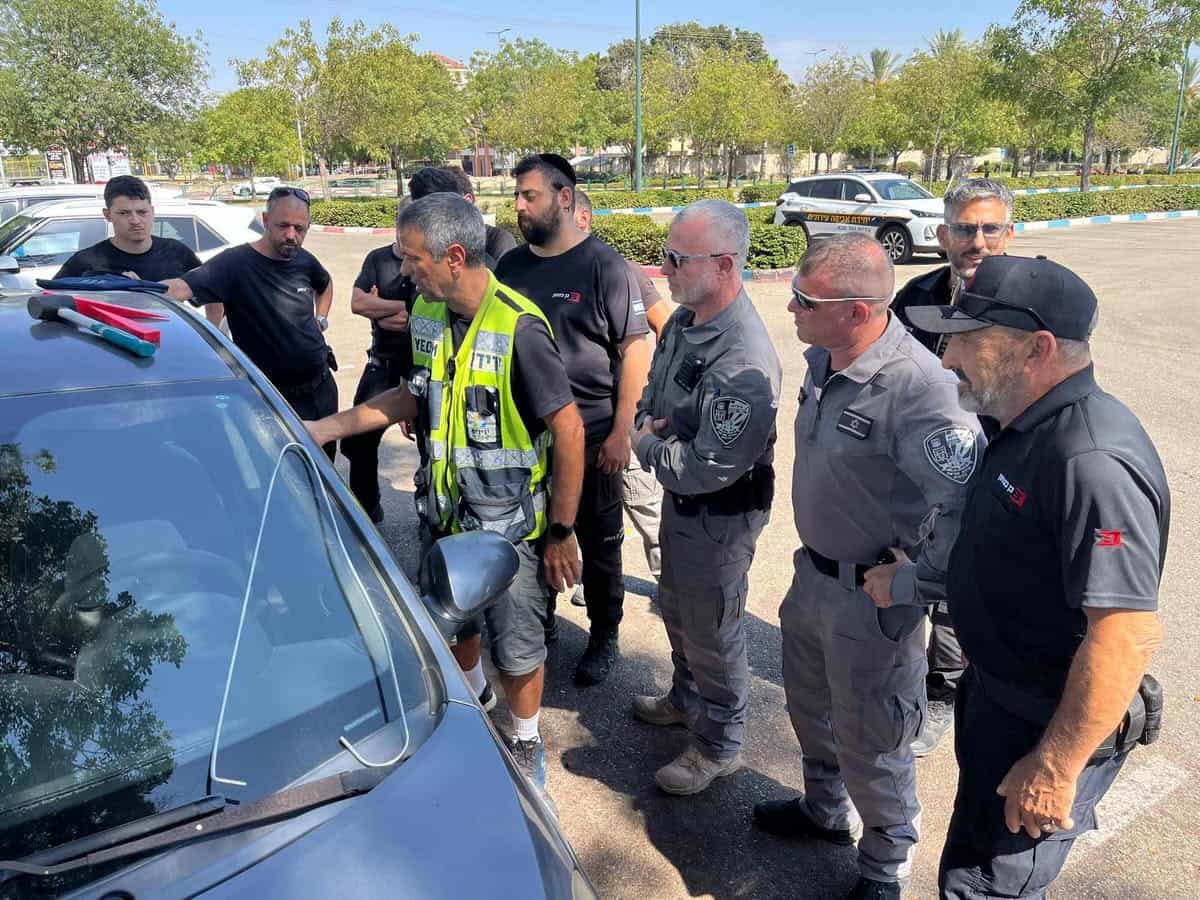 מוכנות מצילת חיים: פקחי וסיירי כפר סבא עברו הכשרת חילוץ ילדים מרכבים נעולים