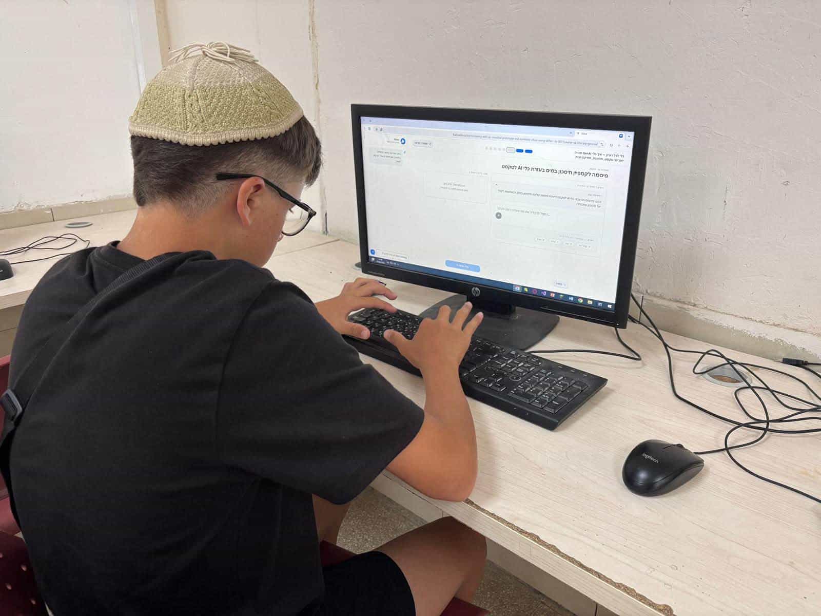 בין פיתוח חדרים דיגיטליים לאנגלית ומתמטיקה: עשרות תלמידים השתתפו במכינת ה-AI בירוחם