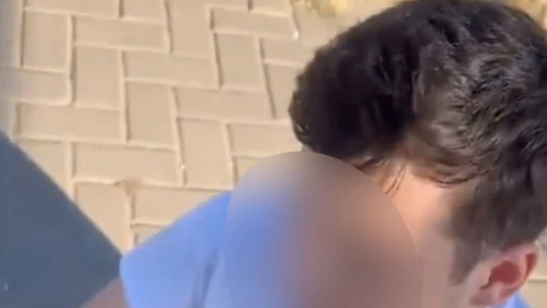 השפלה בשידור חי: נער יהודי מפוחד מושפל על ידי בדואי | צפו