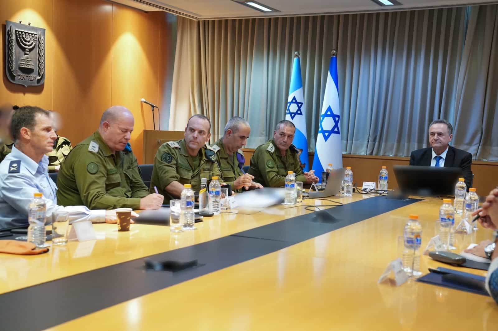 שר הביטחון בהתייעצות ביטחונית: "נערכים לכל אפשרות. אם איראן תתקוף את ישראל - היא תספוג מהלומה מוחצת"