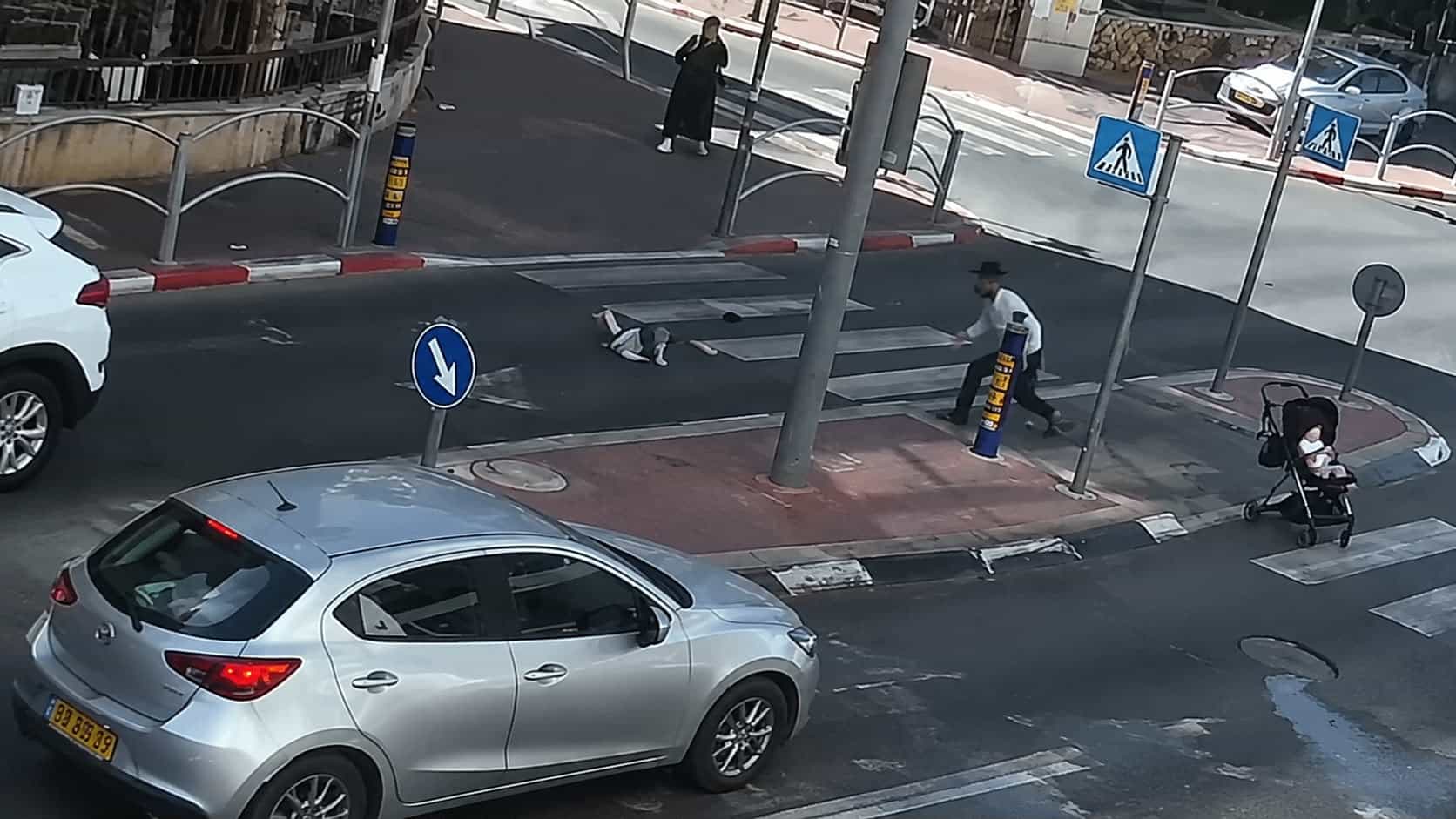 נס בבני ברק: ילד רץ להרים את הכיפה, רכב עבר מעליו והוא יצא ללא פגע - צפו