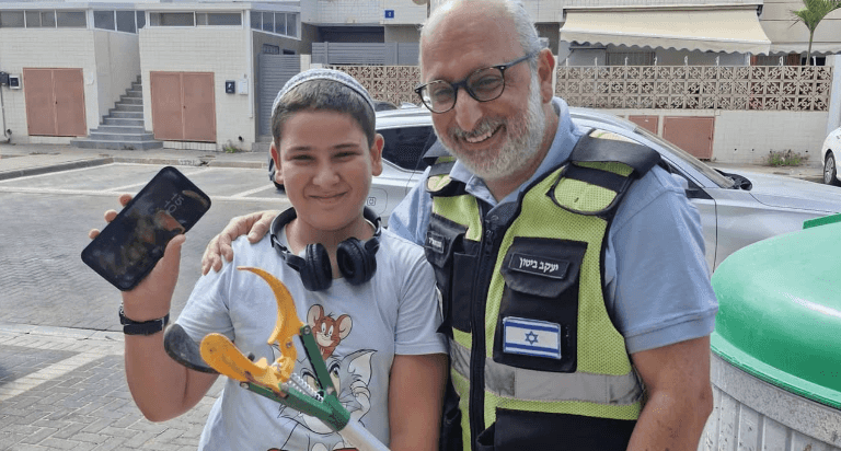 מוט מיוחד ומבצע בזק: כך חולץ הטלפון שנפל לעומק הפח באשדוד