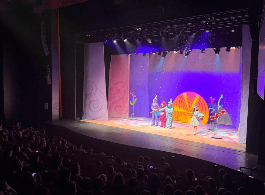 רגע לפני הצלצול הראשון: ראש העין קיבלה את ילדי כיתה א' בהצגת ילדים חגיגית