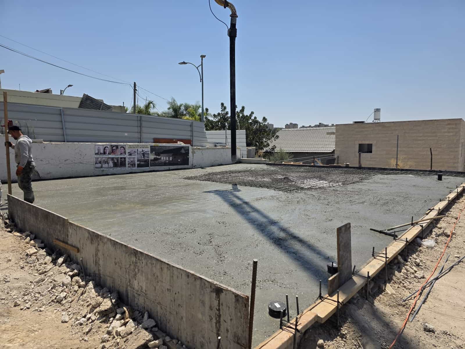 מעשן ואפר לתקומה: החלו העבודות לבניית בית הכנסת שנהרס מפגיעת הטיל בבית שמש