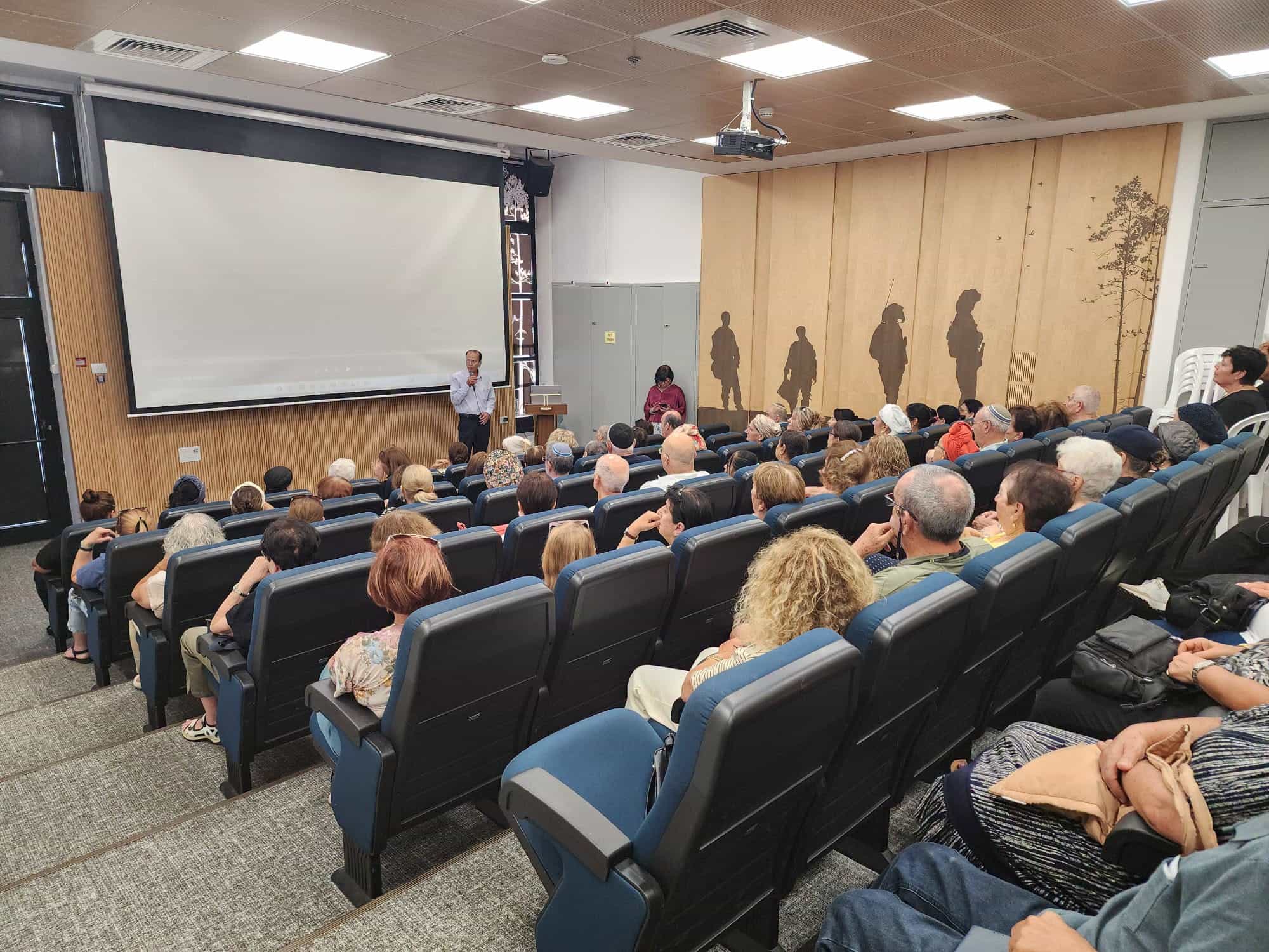 ציון 21 שנים להתנתקות: ערב קולנוע ושיח לאזרחים ותיקים בקריית גת