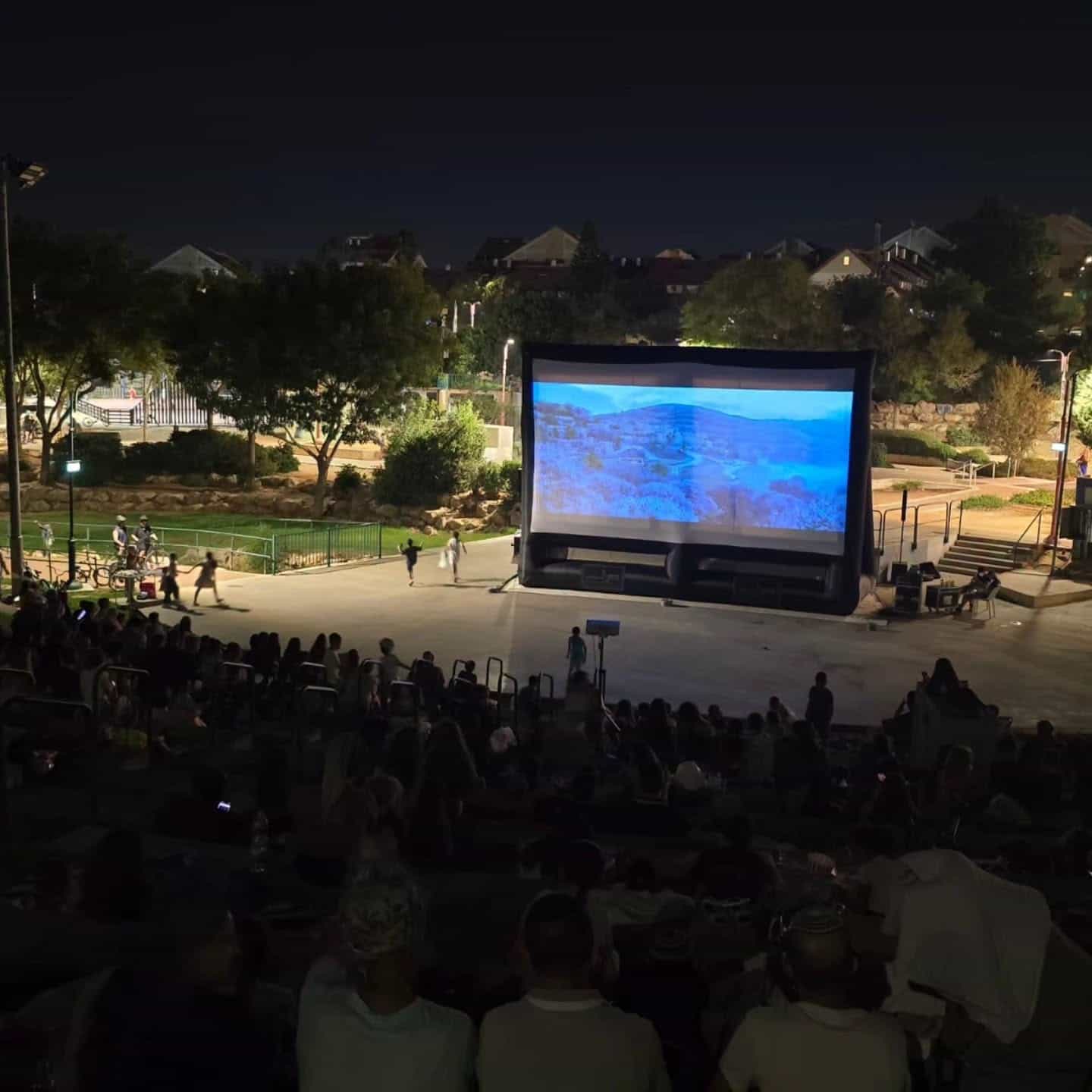 קולנוע תחת כיפת השמיים: עשרות משפחות השתתפו בהקרנת סרט באריאל