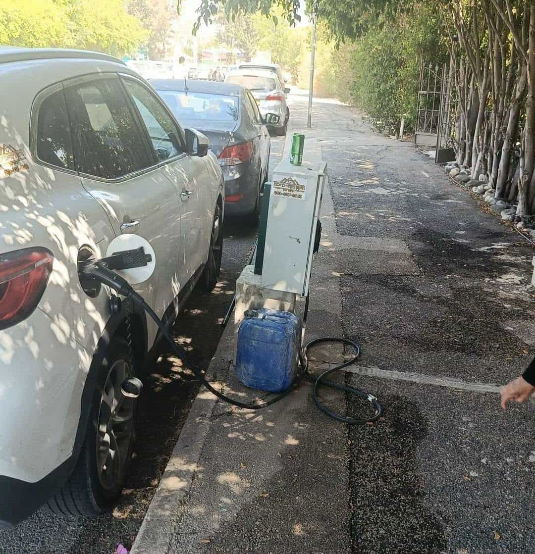קנס יומי של 320 שקלים: עיריית טבריה נלחמת בעמדות טעינה פיראטיות במדרכות העיר
