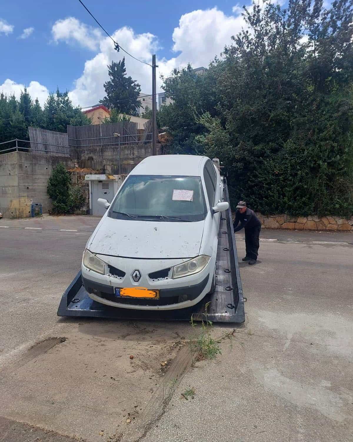 עשרות רכבים כבר פונו: עיריית מעלות תרשיחא מגבירה את האכיפה נגד רכבים נטושים