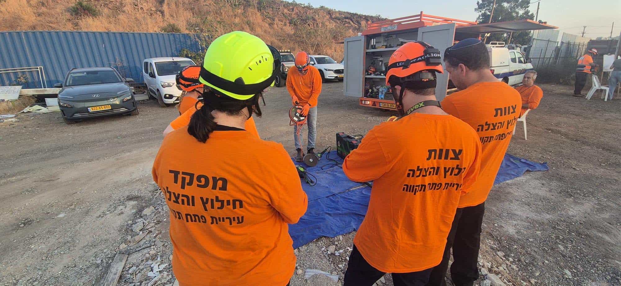 המענה הראשוני בחירום: מתנדבי יחידת החילוץ של עיריית פתח תקווה תרגלו בשטח