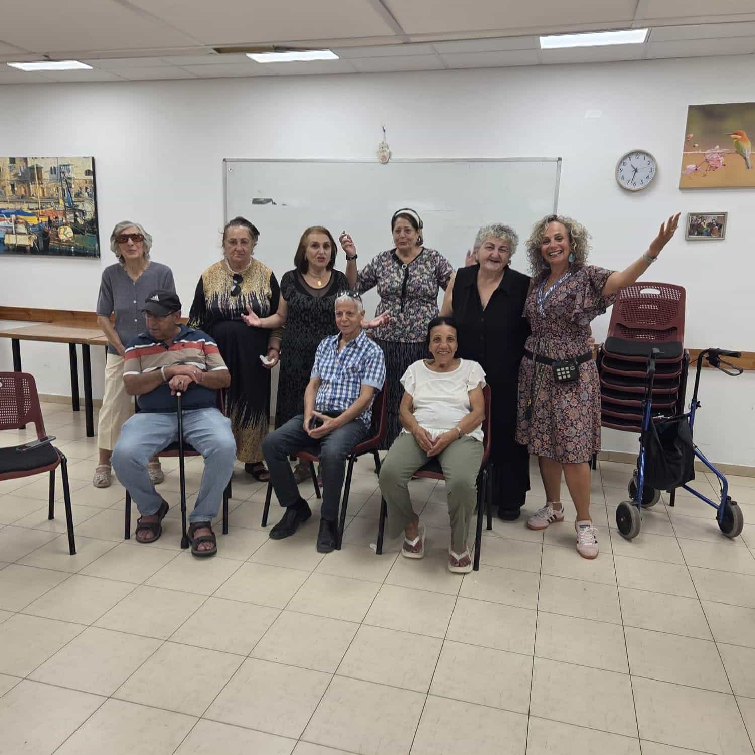 מחברים בין אנשים ומפיגים בדידות: מפגש תנועה ויוגה צחוק לאזרחים ותיקים באור יהודה