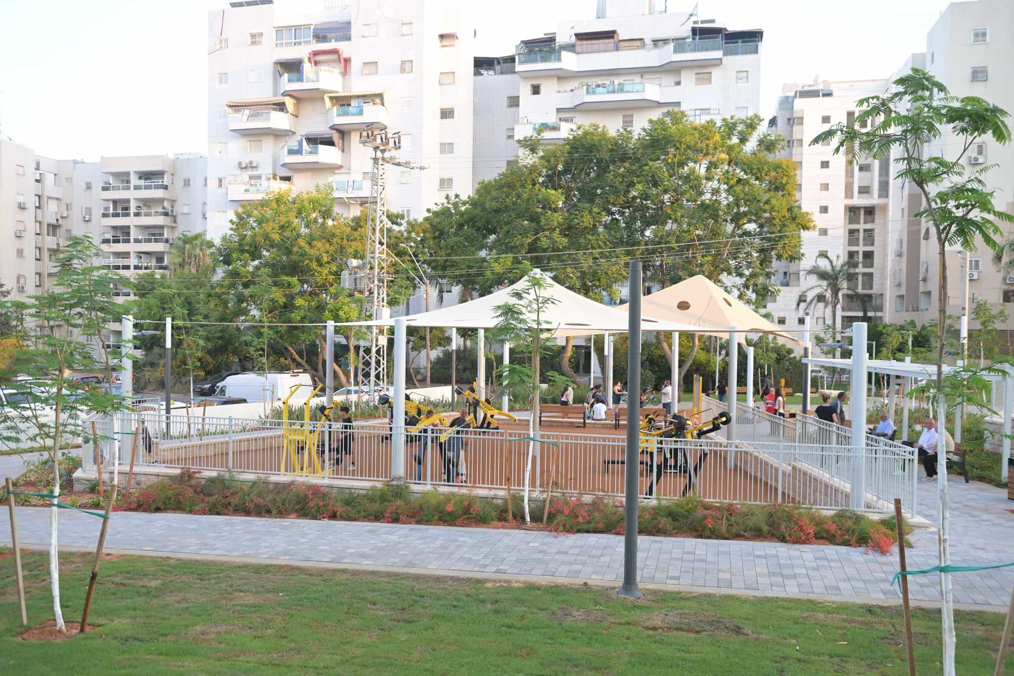 פארק תל יהוד מתרחב: מתחם אימונים מוצל וגינת כלבים נפתחו לרווחת התושבים