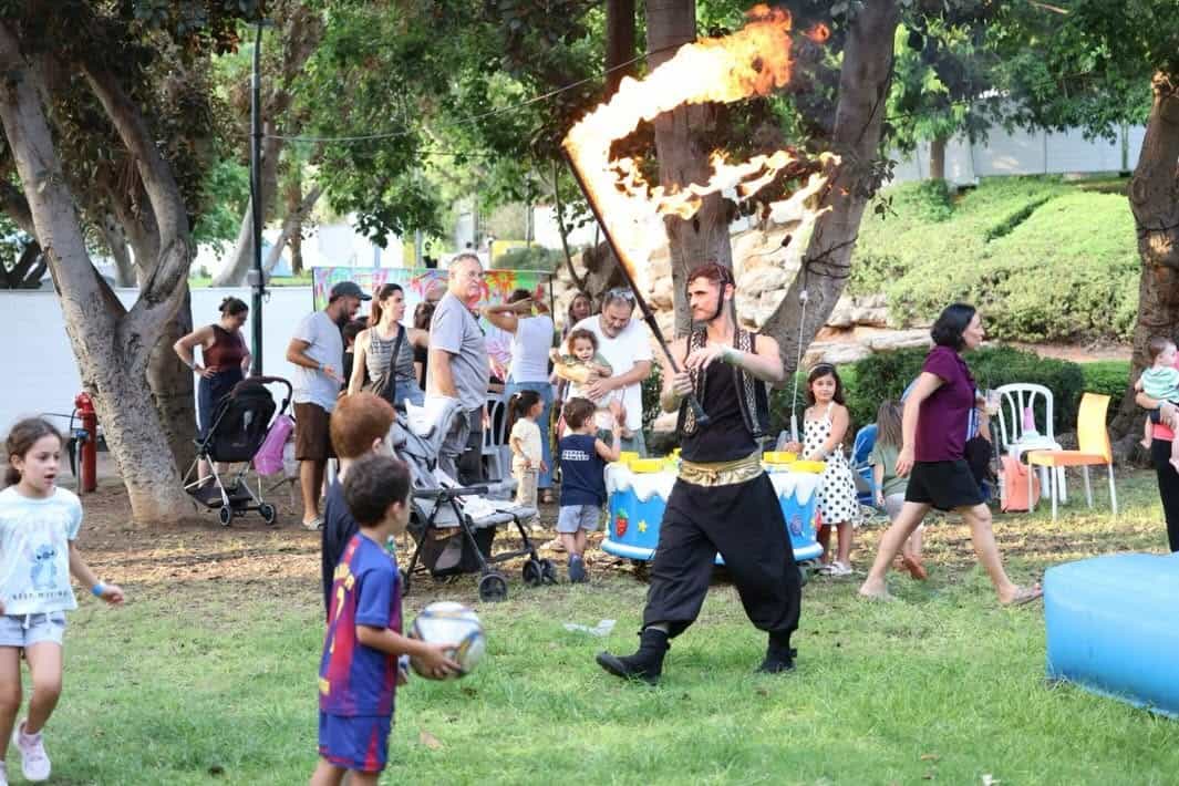 לילה תחת כיפת השמיים: פארק צה"ל בקריית אונו הפך למתחם קמפינג ענק